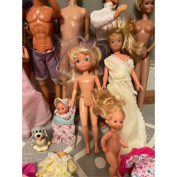 Vintage Barbies & Vintage Clothes & Vintage Accessories Big Lot - Picture 6 of 16